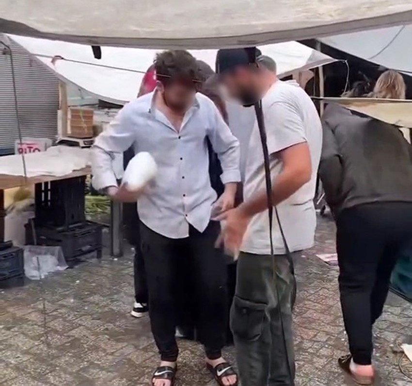 Adana’da yağmur başlayınca "Daha çok yağmur yağsın, daha çok yağsın, öyle bir yağsın ki, gökyüzü gözükmesin" diye dua ettikten sonra iş yerini su basan genç kadın şok olduğunu söyleyerek sosyal medyadan Fenerbahçe'nin şampiyonluğu için bile dua etmesini isteyenlerin olduğunu söyledi.