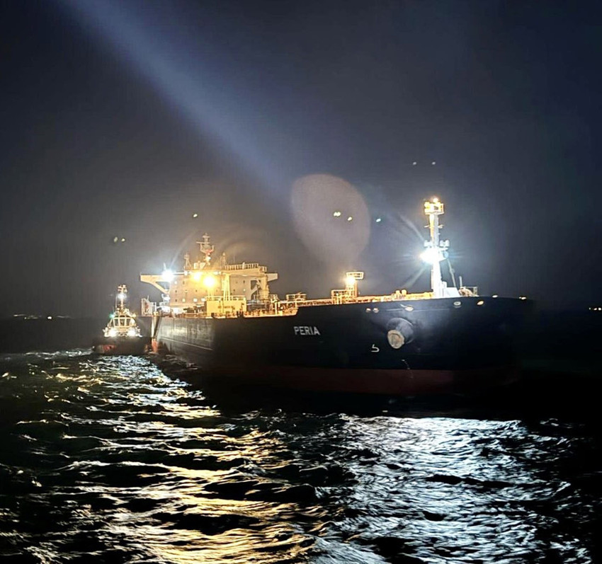İstanbul Boğazı'ndan geçişi sırasında arızalanan Liberya bayraklı Peria isimli yakıt tankeri, Kıyı Emniyeti Genel Müdürlüğü ekipleri tarafından kurtarıldı. İstanbul Boğazı, tankerdeki arızanın giderilmesi ile yeniden gemi trafiğine açıldı.