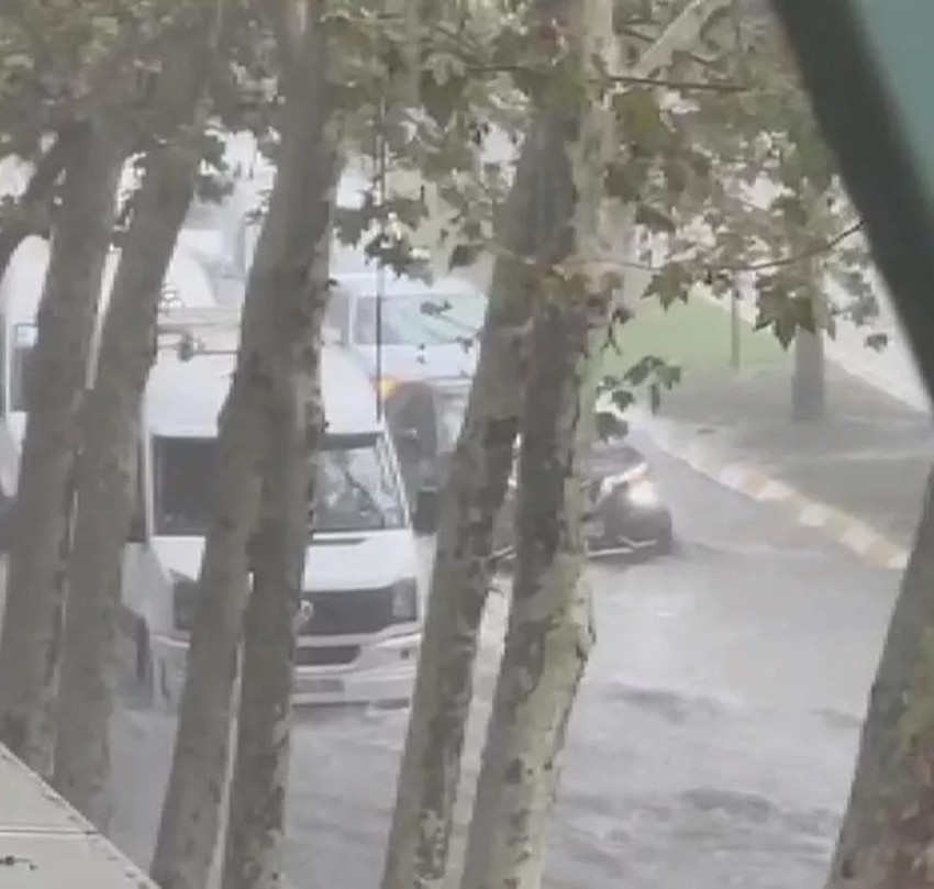 İstanbul'da sağanak: Yollar göle döndü, araçlar mahsur kaldı - Resim : 1