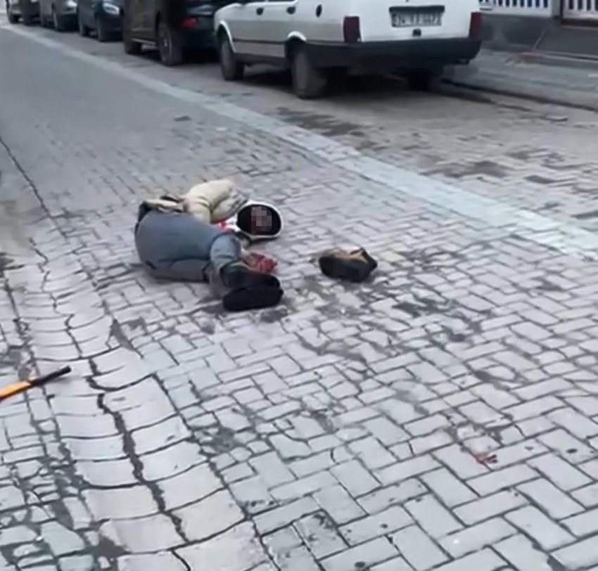 İstanbul'da yabancı uyruklu bir kişi, tartıştığı arkadaşının başını baltayla keserek balkondan attı.