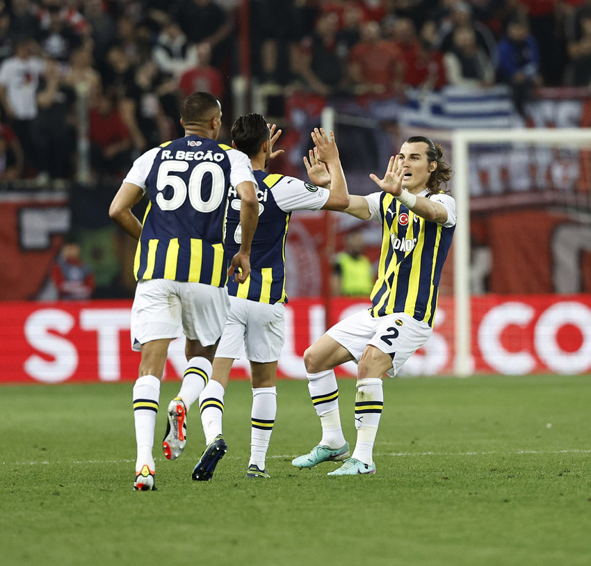 UEFA Avrupa Konferans Ligi çeyrek final ilk maçında Fenerbahçe, deplasmanda Yunan ekibi Olympiakos’a 3-2 mağlup oldu.