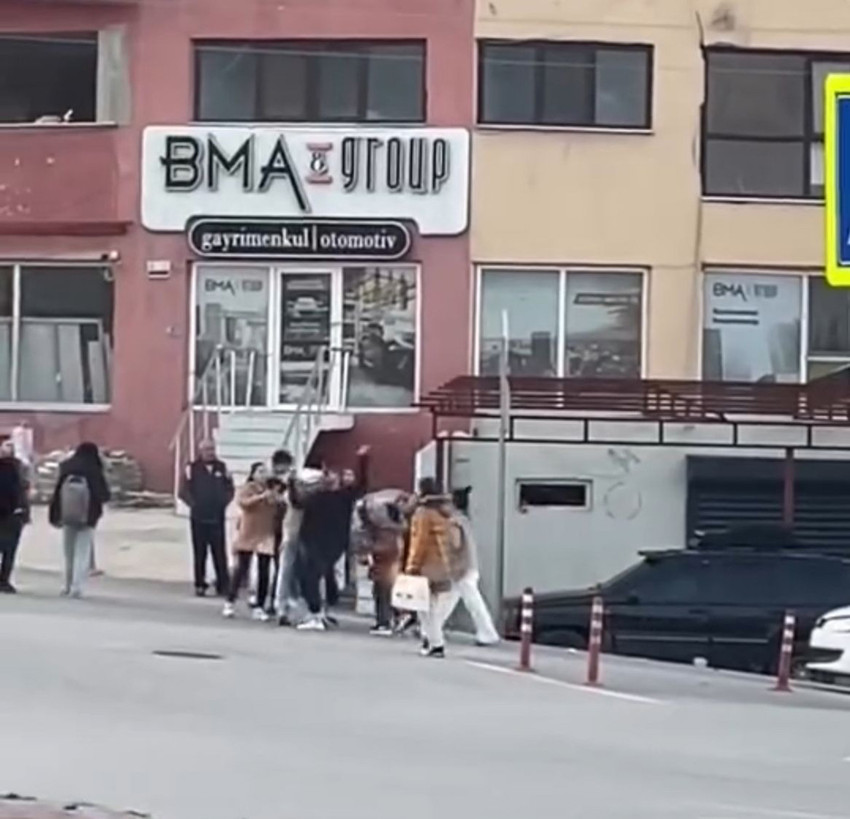 Bursa'da 2 grup kadının yolda önce tartışmaya başladı ardından da yumruk yumruğa kavga etti. Olay anı cep telefonu kamerasıyla saniye saniye kaydedildi.