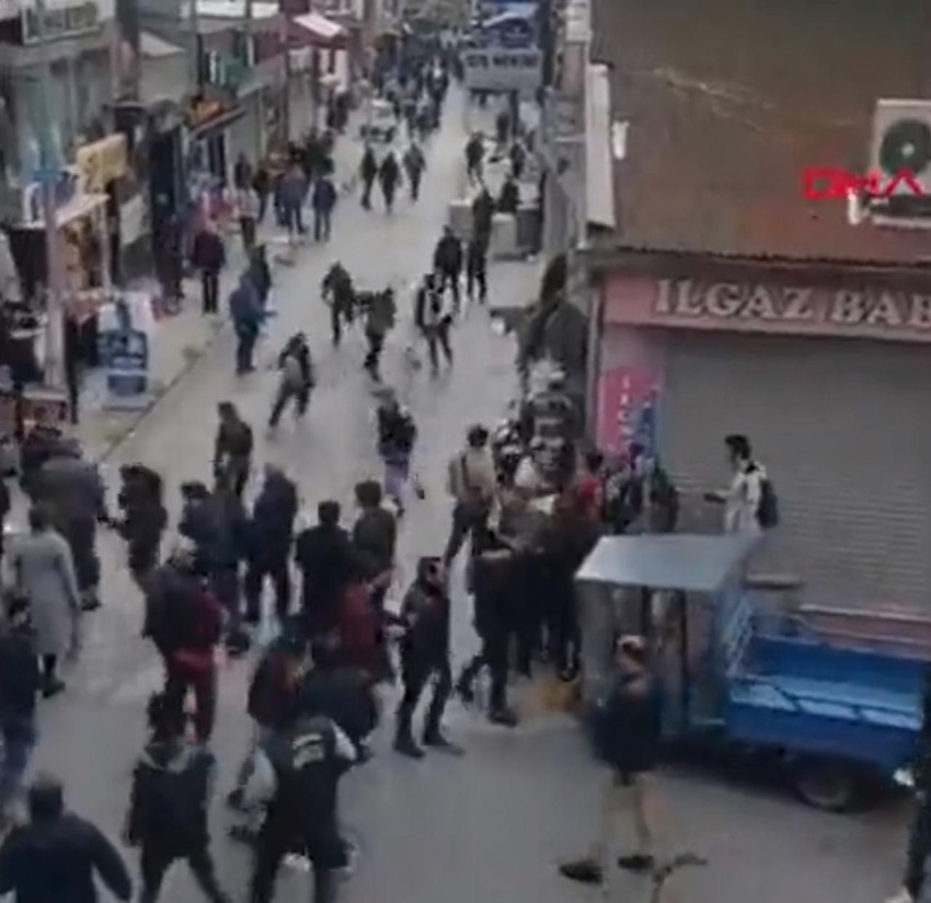 İstanbul'da ortalık bir anda savaş alanına döndü! Sopalı kavga kamerada - Resim: 1