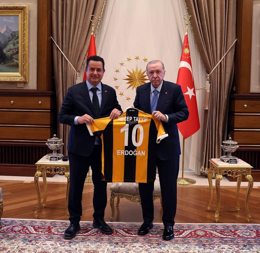 Cumhurbaşkanı Erdoğan, ünlü televizyoncu ve Hull City’nin sahibi Acun Ilıcalı'yı kabul etti. Ilıcalı, Cumhurbaşkanı Erdoğan'a isminin yazılı olduğu 10 numaralı Hull City forması takdim etti.