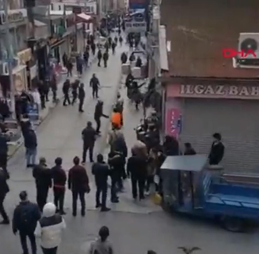 İstanbul'da ortalık bir anda savaş alanına döndü! Sopalı kavga kamerada - Resim: 2