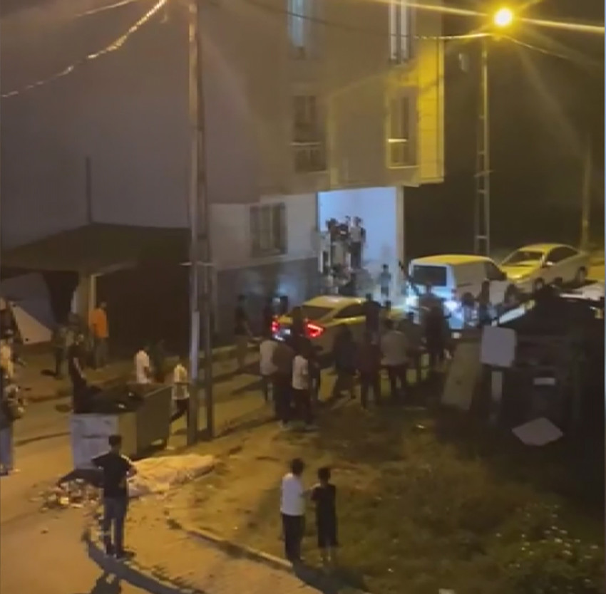İstanbul'da mahalleyi ayağa kaldıran kavga! Sopalarla birbirlerine girdiler - Resim : 1