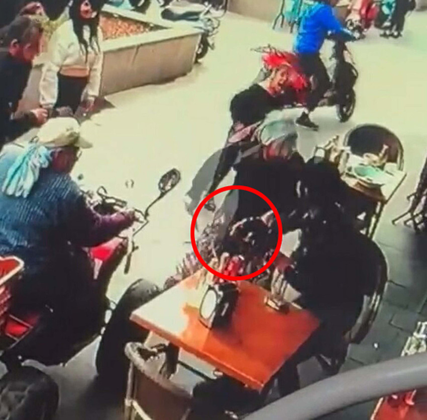 Aydın'da bir lokantanın önünde lokanta müşterisinden para isteyen dilenci, para vermeyen kişiyi bıçakla yaraladı.