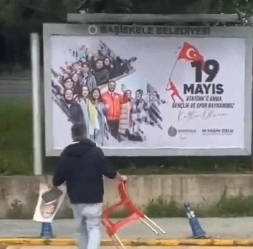 Kocaeli'nin Başiskele ilçesinde belediyenin 19 Mayıs afişinde Atatürk'e yer verilmedi. Bir vatandaşın afişe Atatürk fotoğrafını yapıştırdığı anlar sosyal medyada gündem oldu.