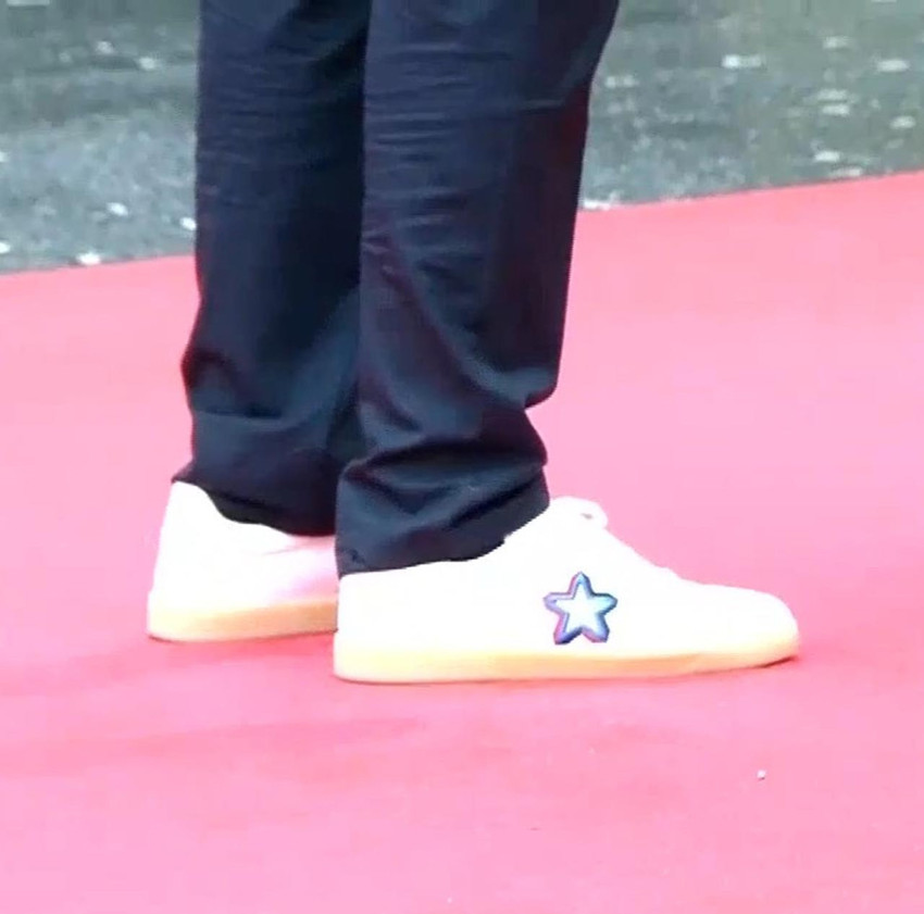 Cumhurbaşkanı Erdoğan, Arnavutluk'un başkenti Tiran'da Başbakan Edi Rama tarafından karşılandı. Rama'nın beyaz spor ayakkabı giymesi karşılamaya damgasını vurdu.