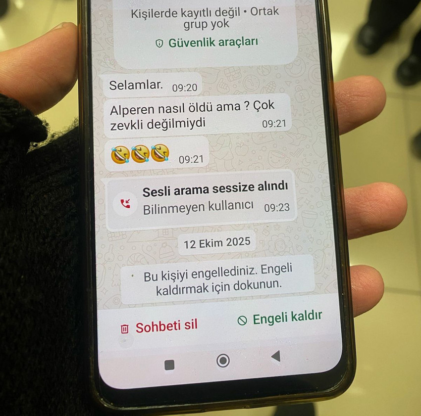 Bolu'da 15 yaşındaki Alperen'e yumruk atarak &ouml;l&uuml;m&uuml;ne sebep olan 2 sanığın yargılanmasına devam edilirken, 13 yaşındaki tutuklu sanığın cinayetten 1 saat &ouml;ncesinde sosyal medyadan yaptığı silahlı paylaşım ve Alperen'in ailesinin cep telefonlarına g&ouml;nderilen tehdit mesajları da ortaya &ccedil;ıktı.