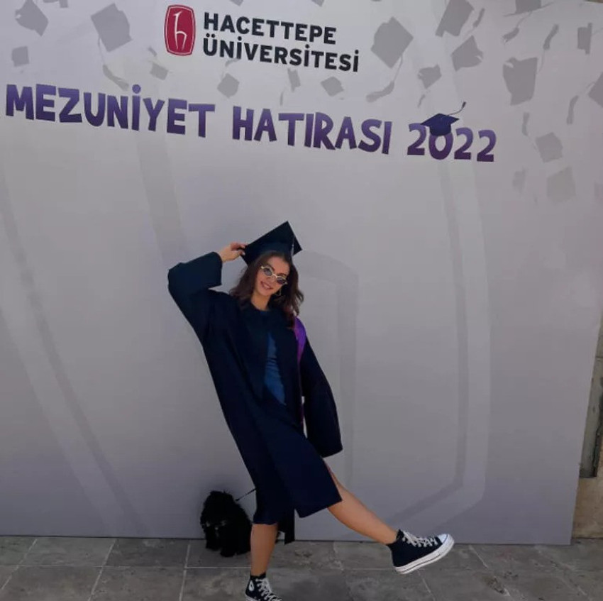 Burcu Özberk'in paylaştığı mezuniyet fotoğrafı