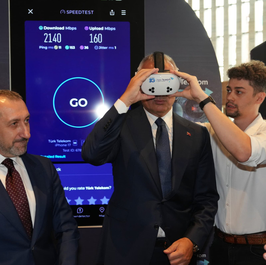 Türkiye’nin dijital dönüşümüne öncülük eden Türk Telekom’un sunduğu teknolojiyle Türkiye’nin 5G altyapısına sahip tek kültür ve sanat merkezi olan Atatürk Kültür Merkezi’ndeki (AKM) öncü uygulamalar, sanatseverlere yenilikçi deneyimler yaşatıyor. 