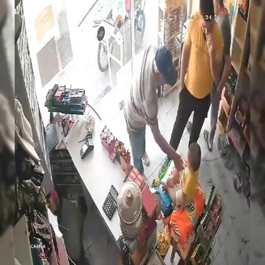 Adana'da bir baba, markette 14 aylık bebeğini taciz ettiğini öne sürdüğü yaşlı adamı darp etti. O anlar güvenlik kamerasına yansıdı.