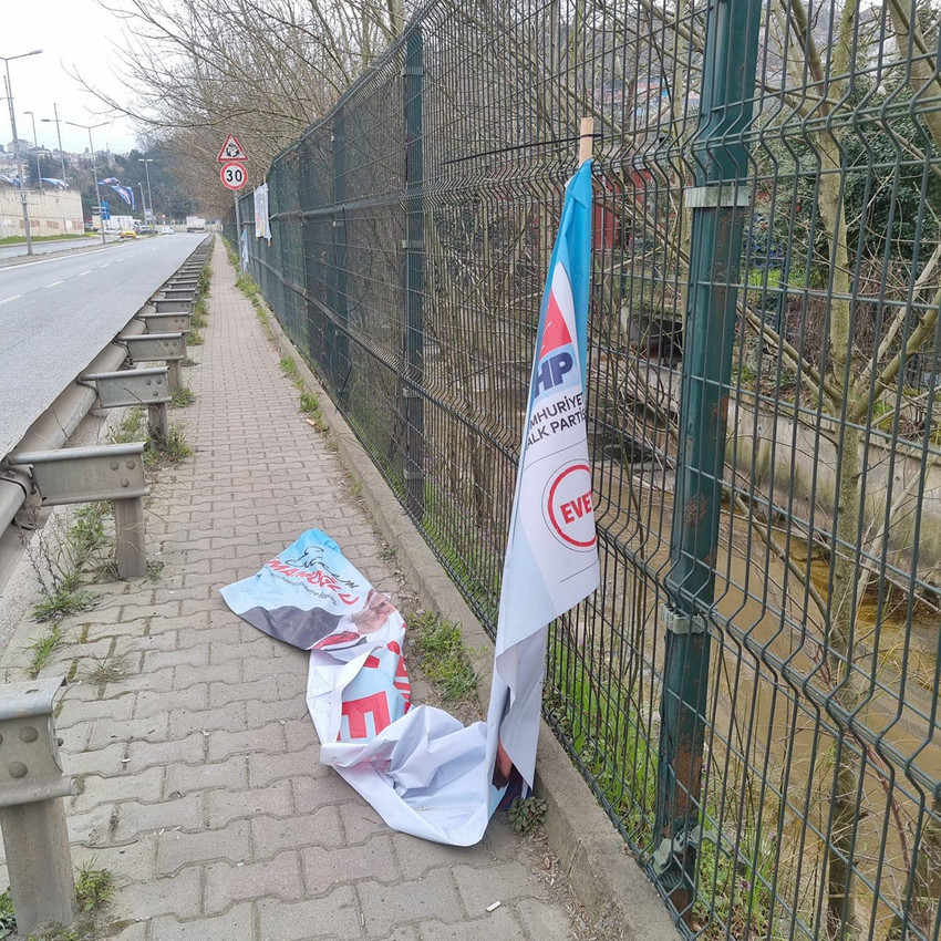 Sarıyer’in neredeyse her bölgesinde İstanbul Büyükşehir Belediye Başkanı Ekrem İmamoğlu ve CHP Sarıyer Belediye Başkan Adayı Mustafa Oktay Aksu’nun pankartlarına kimliği belirsiz kişi ya da kişiler tarafından her gün zarar veriliyor. 