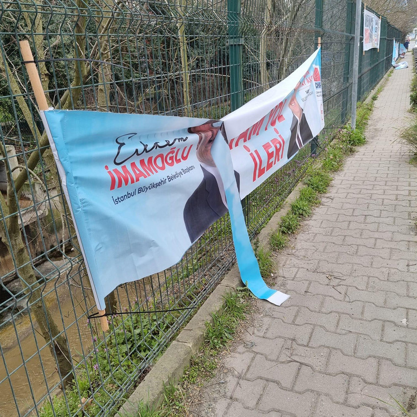 Sarıyer’in neredeyse her bölgesinde İstanbul Büyükşehir Belediye Başkanı Ekrem İmamoğlu ve CHP Sarıyer Belediye Başkan Adayı Mustafa Oktay Aksu’nun pankartlarına kimliği belirsiz kişi ya da kişiler tarafından her gün zarar veriliyor. 