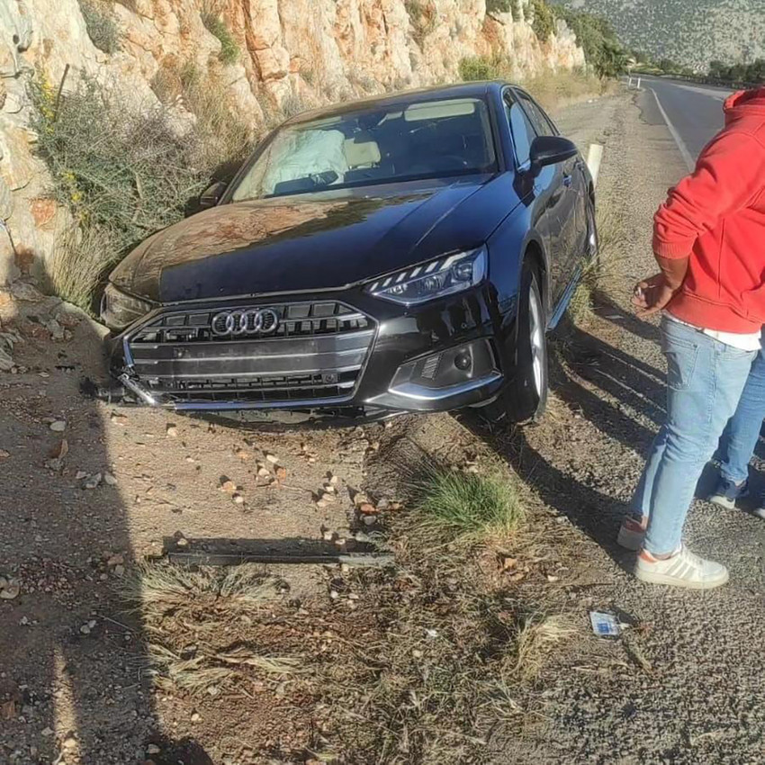 Antalya'nın Kaş ilçesinde belediye başkanı seçilen CHP'li Erol Demirhan, mazbata ve devir teslim töreninin ardında eve dönerken otomobiliyle kaza geçirdi. 