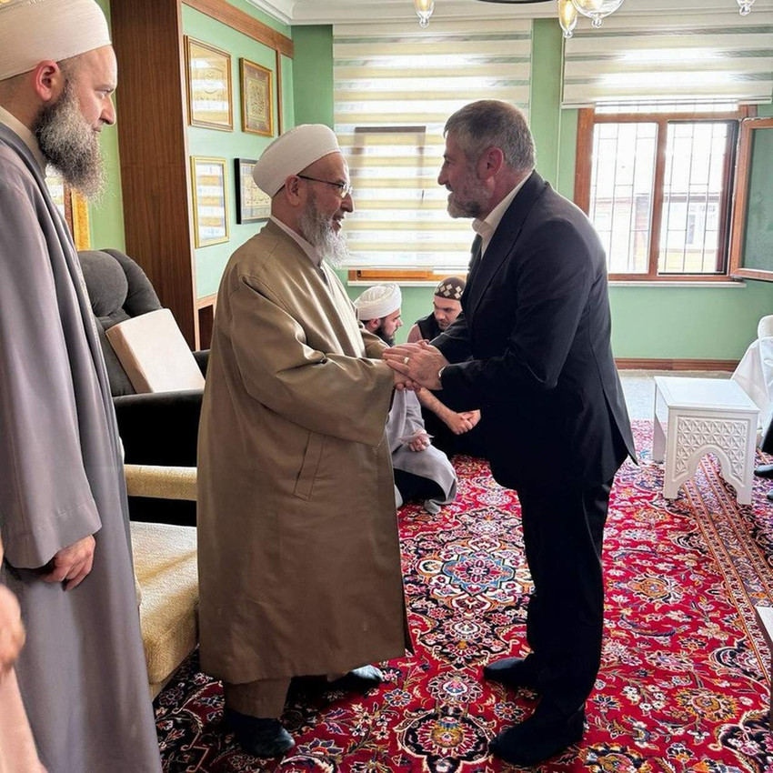 AK Partili eski Hazine ve Maliye Bakanı Nureddin Nebati, geçtiğimiz günlerde hayatını kaybeden İsmailağa cemaati lideri Hasan Kılıç için, taziye ziyaretine gitti.