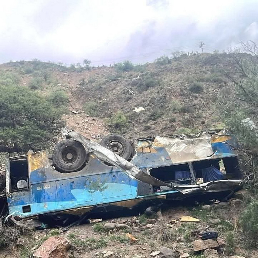 Bolivya’da yolcu otobüsünün uçurumdan yuvarlanması sonucu 31 kişi hayatını kaybetti.