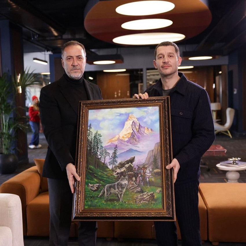 NOW TV ekranlarında fırtınalar estiren Yeraltı dizisi, sadece reyting listelerini değil, siyasetin zirvesini de hareketlendirdi. MHP Genel Başkanı Devlet Bah&ccedil;eli&rsquo;nin, başrol oyuncusu Uraz Kaygılaroğlu&rsquo;na verdiği s&ouml;z yerini buldu: &Ouml;zel olarak hazırlatılan &ldquo;Bozkurt&rdquo; tablosu dizi setine ulaştı.