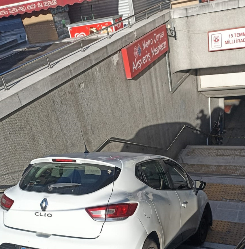 Ankara'da sürücüsünün kontrolünü kaybettiği bir otomobil metro istasyonunun girişine uçtu. 