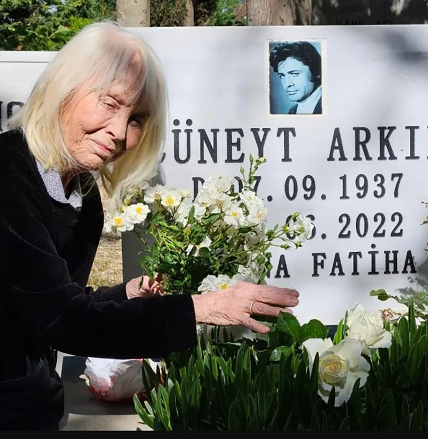 Cüneyt Arkın'ın eşinden yürek yakan sözler: Nereye baksam onu görüyorum - Resim : 1