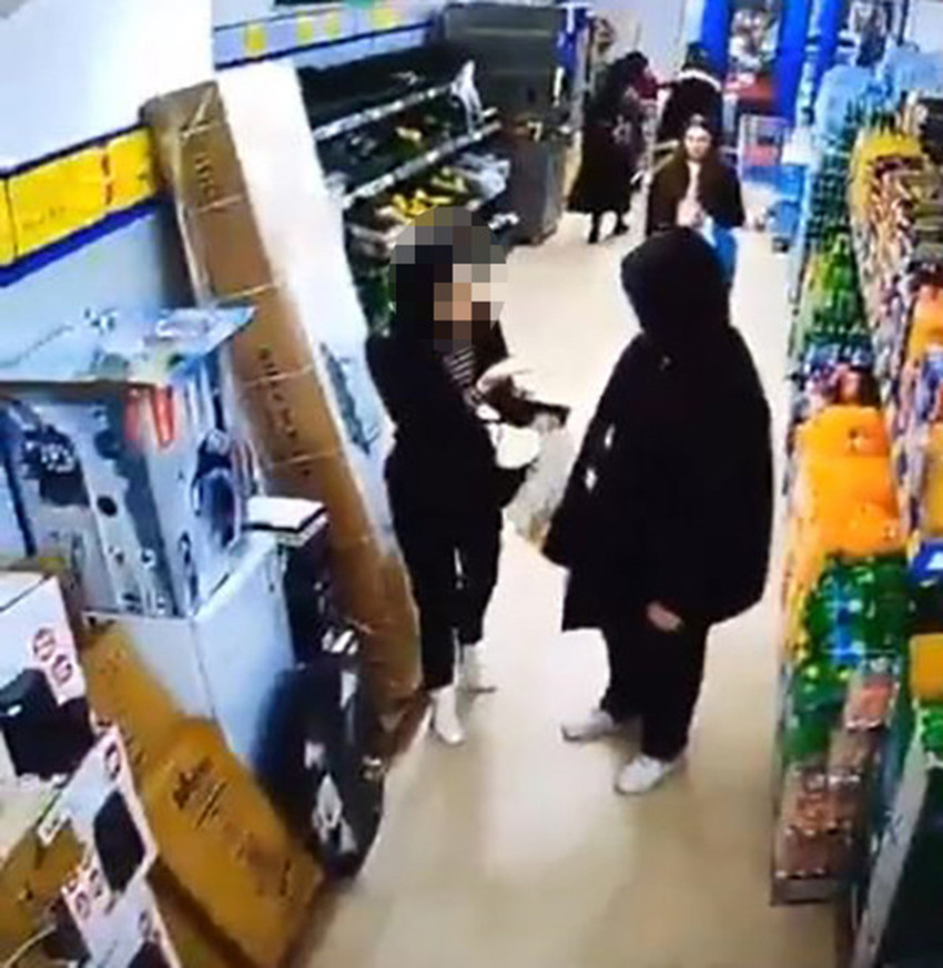 Kırklareli'nde bir zincir markette alışveriş yapan bir genç kızı taciz edip sonra da "sakin ol" diyen tacizci yakalandı.
