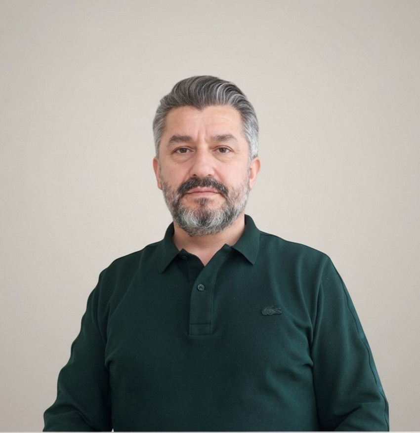 T&uuml;rkiye, 9 milyona yaklaşan arılı kovan ve yıllık 95 bin tonun &uuml;zerindeki bal &uuml;retimiyle arıcılıktaki &ouml;nemli konumunu s&uuml;rd&uuml;r&uuml;yor. Sekt&ouml;r temsilcileri, koloni kayıplarının artması, iklim değişikliği ve ekipman standartlarının yetersizliğinin &uuml;retim verimini d&uuml;ş&uuml;rd&uuml;ğ&uuml;n&uuml; belirtiyor.