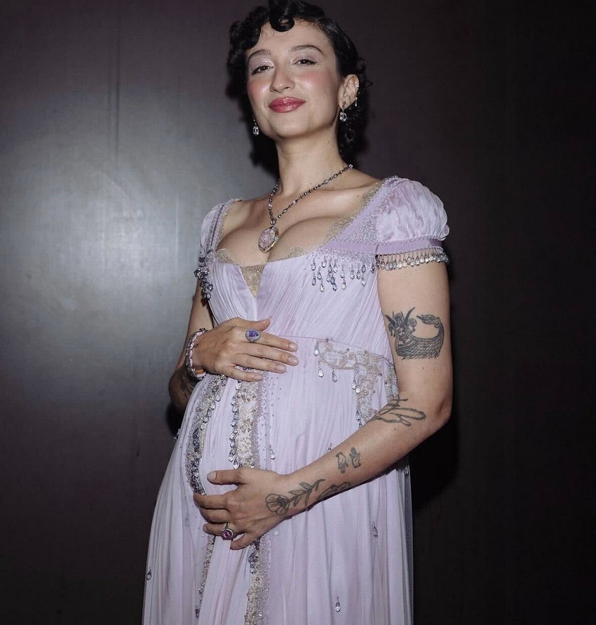 "Diva Yorgun" ve "Pusulam R&uuml;zgar" gibi hit şarkılarıyla tanınan &uuml;nl&uuml; sanat&ccedil;ı Melike Şahin, sosyal medya hesabından yaptığı s&uuml;rpriz paylaşımla hamile olduğunu a&ccedil;ıkladı. 2023 yılında Sedat Arpalık ile d&uuml;nyaevine giren başarılı şarkıcının belirginleşen karnı dikkat &ccedil;ekerken, hayranları tebrik mesajları yağdırdı.