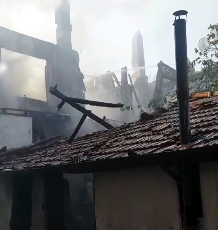 Ankara’nın Beypazarı ilçesinde restore edilmiş tarihi konaklarında sabah saatlerinde çıkan yangın sonucu 4 tarihi ev tamamen yandı. 