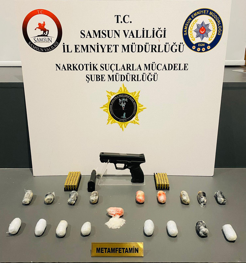 Samsun'a uyuşturucu getiren 2 kişinin mide ve bağırsaklarında 18 paket halinde 500 gram metamfetamin ele geçirildi.