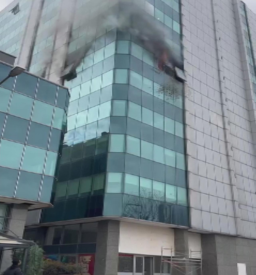 İstanbul Zeytinburnu'nda bir iş merkezinde patlama meydana geldi. Patlama sonrası binada yangın çıktı.