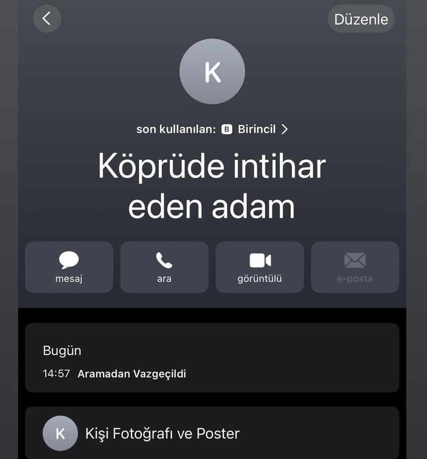İstanbul'da köprüye çıkarak intihar girişiminde bulunan genci, o sırada köprüden geçen ''Röportaj Adam'' ikna etti.