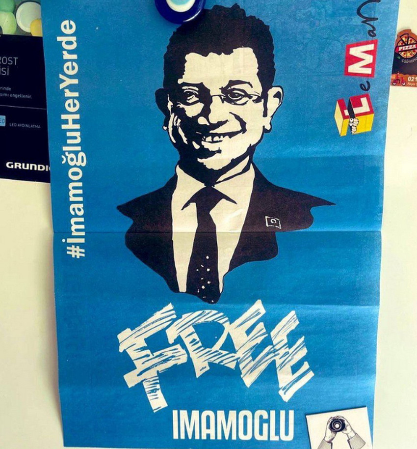Mizah dergisi Leman, CHP'nin tutuklu Cumhurbaşkanı adayı Ekrem İmamoğlu'nun fotoğraflarının yasaklanmasının ardından yeni sayısında İmamoğlu posteri ekledi.