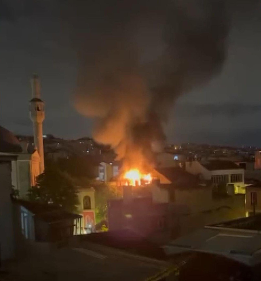 İstanbul Beyoğlu'nda gece saatlerinde bir kafede çıkan yangın kısa sürede kontrol altına alınarak söndürüldü. 