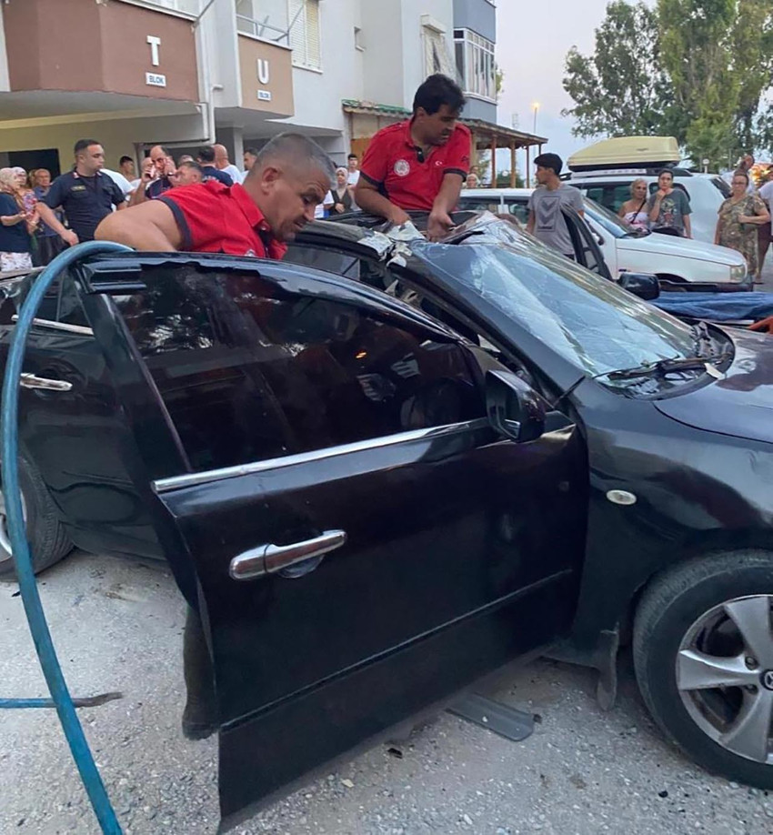 Mersin'in Erdemli ilçesinde, bir tatil sitesinin 21'inci katından park halindeki otomobilin üzerine düşen şahıs, kaldırıldığı hastanede hayatını kaybetti. 