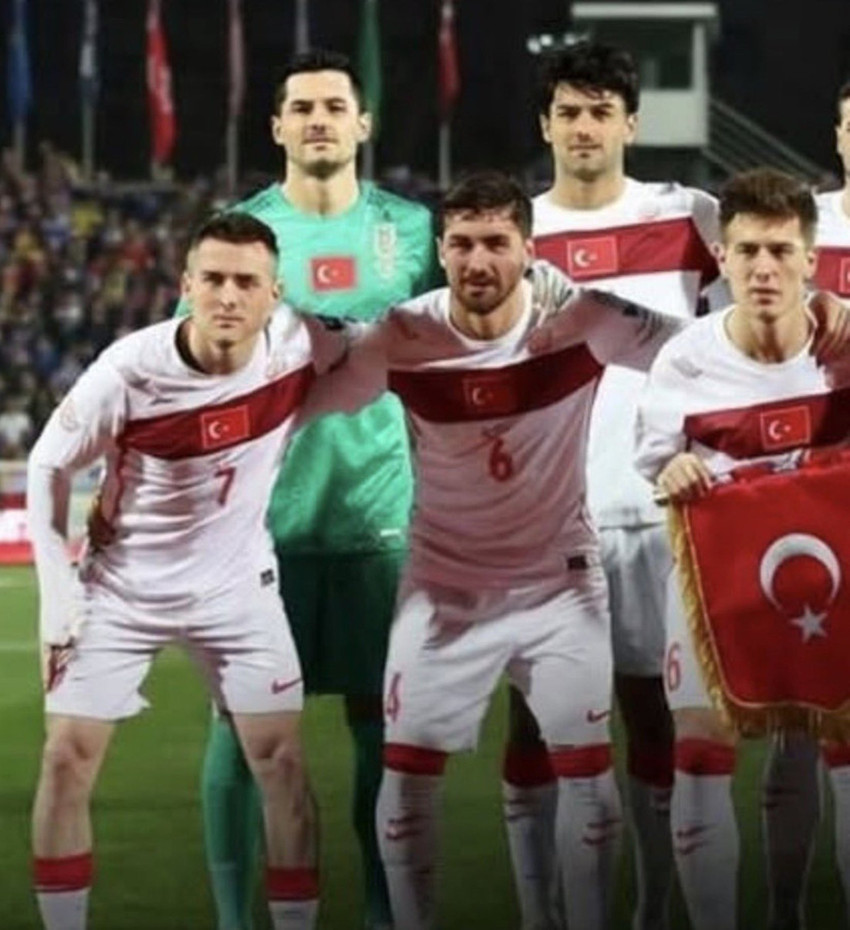 A Milli Futbol Takımı'nın 2026 D&uuml;nya Kupası zaferi sonrası Kemal Kılı&ccedil;daroğlu'ndan gelen kutlama mesajı, sosyal medyada olay oldu. oldu! Yapay zeka ile hazırlanan g&ouml;rseldeki futbolcuların y&uuml;zleri tanınmayacak hale gelince, takip&ccedil;iler "Bu hangi &uuml;lkenin takımı?" sorusunu sordu. 