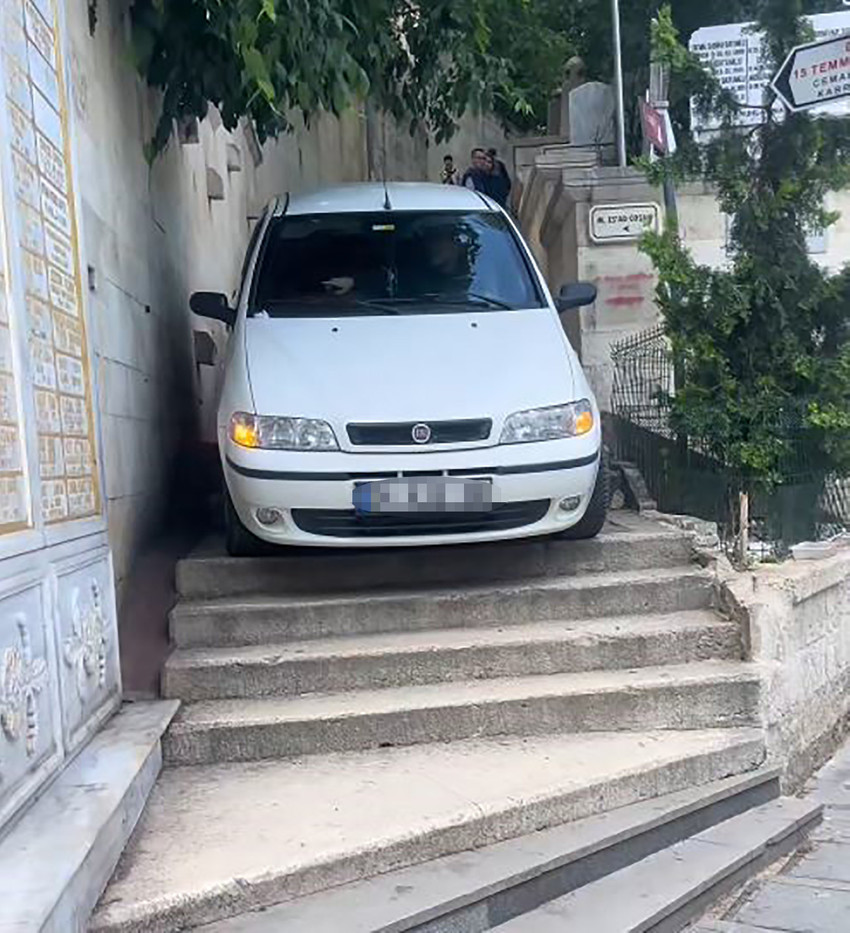 İstanbul Eyüpsultan'ta navigasyona güvenerek yola çıkan sürücü, çıkmaz sokağa girince merdivenlerde mahsur kaldı. Sürücünün zor anları kameraya yansıdı.