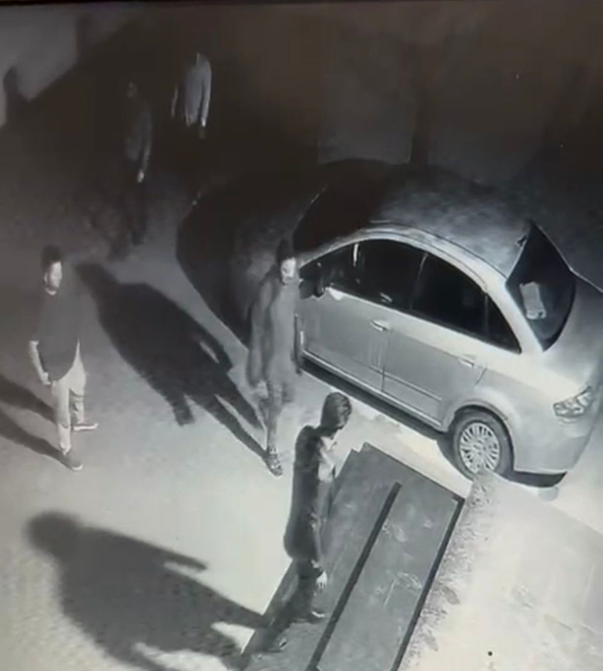 Ankara'da 40 yaşındaki bir genç iş insanı, ayrılmak istediği sevgilisi ve arkadaşları tarafından evine zorla girilerek tehdit edildiğini, parasının çalındığını ve zorla senet imzalatıldığını iddia ederek suç duyurusunda bulundu.