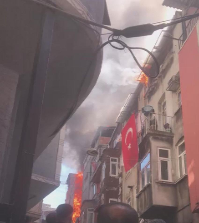 İstanbul Beyoğlu'nda bir binada çıkan yangın bitişikteki binalara da sıçradı. 
