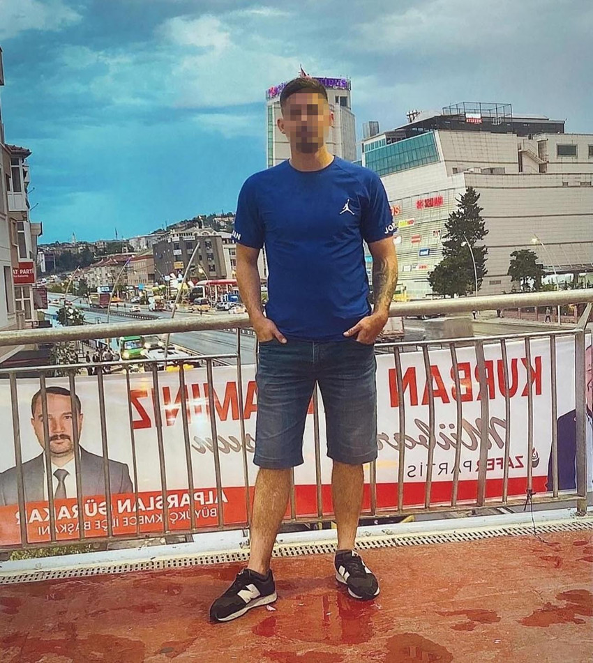 İstanbul Büyükçekmece'de bekar evinde arkadaşlarıyla kalan 31 yaşındaki genç, evin kapısında silahla kalbinden vurularak öldürüldü. 