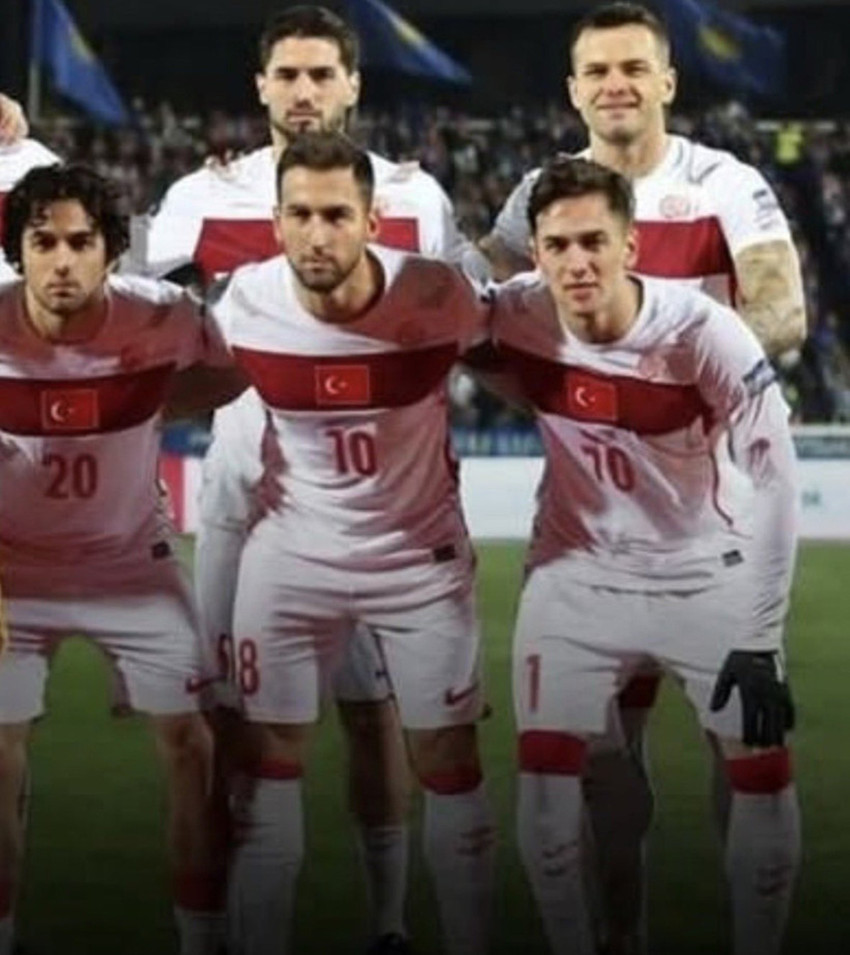 A Milli Futbol Takımı'nın 2026 D&uuml;nya Kupası zaferi sonrası Kemal Kılı&ccedil;daroğlu'ndan gelen kutlama mesajı, sosyal medyada olay oldu. oldu! Yapay zeka ile hazırlanan g&ouml;rseldeki futbolcuların y&uuml;zleri tanınmayacak hale gelince, takip&ccedil;iler "Bu hangi &uuml;lkenin takımı?" sorusunu sordu. 