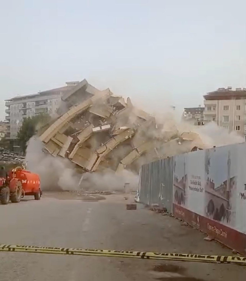 Gaziantep'in İslahiye ilçesinde, depremde hasar alan 6 katlı bina yıkım sırasında çöktü. 