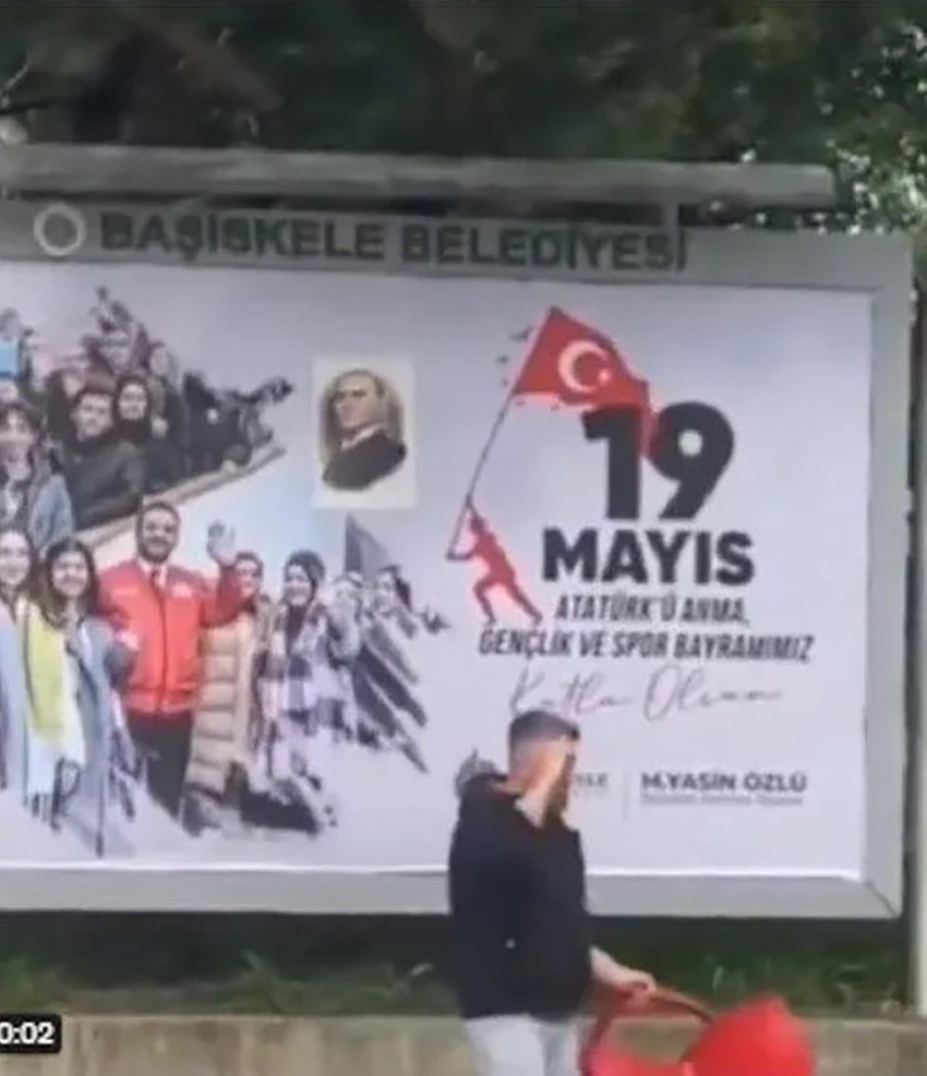Kocaeli'nin Başiskele ilçesinde belediyenin 19 Mayıs afişinde Atatürk'e yer verilmedi. Bir vatandaşın afişe Atatürk fotoğrafını yapıştırdığı anlar sosyal medyada gündem oldu.