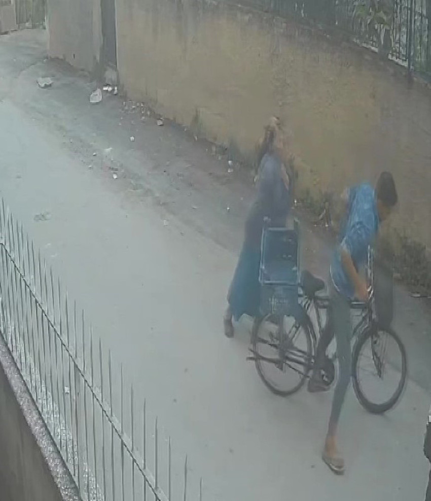 Adana'da bisikletiyle yaklaştığı bir kadının kolyesini çalmaya çalışan kapkaççının sonu feci oldu. Genç kadın kapkaççıyı döve döve kovaladı.