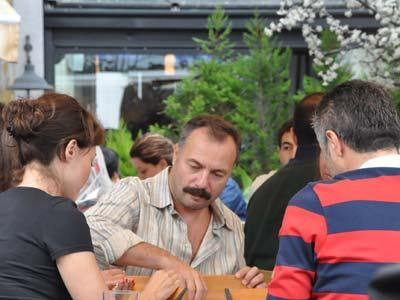 Bebek e okey oynadılar