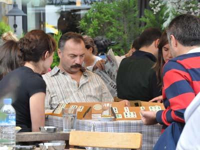 Bebek e okey oynadılar