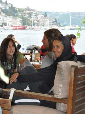 Bebek e okey oynadılar
