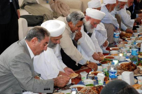 Şeyhi yüzlerce kişi karşıladı
