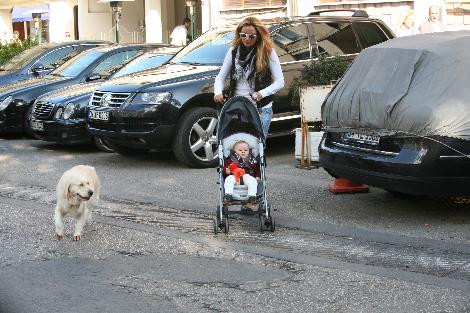 Kızıyla parkta görüntülendi