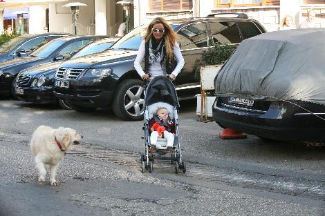 Kızıyla parkta görüntülendi